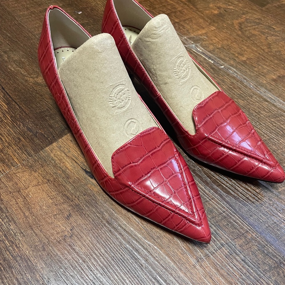 Adrienne Vittadini Red Croc-Embossed Kitten Heels